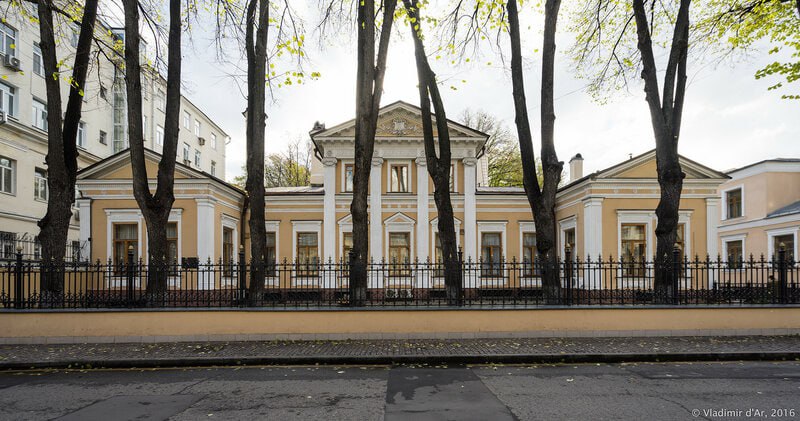 Имущество бывшего замглавы Минобороны России генерала Иванова обратили в доход государства Из недвижимости у него изъяли 11 земельных участков в Карелии и Московской области усадьбу Софьи Волконской предполагаемый Дома Мастера из романа Булгакова Мастер и Маргарита усадьбу в Тверской области на берегу Волги nedvizhna