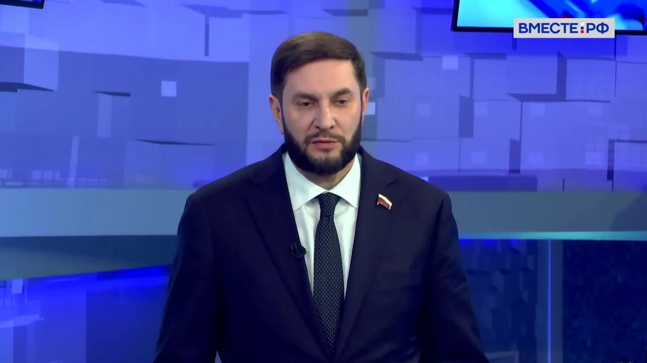 Сенатор Иван Евстифеев заявил что ключевой задачей при развитии цифровой экономики остается поиск баланса между скоростью внедрения технологий и надежностью механизмов защиты Об этом он сообщил в эфире телеканала Вместе РФ по итогам круглого стола в Совете Федерации где обсуждались вопросы противодействия цифровому мошенничеству По словам парламентария за последние годы уровень мошенничества вырос в десятки раз после появления и активного развития цифровых технологий Он отметил что государство не отстает в борьбе с этой угрозой в обсуждении участвовали представители банковского сектора Центробанка Минцифры и органов власти которые совместно вырабатывают меры защиты и создают новые барьеры для злоумышленников Евстифеев подчеркнул что за последний год был принят ряд законов направленных на противодействие мошенничеству и эта работа ведется оперативно даже если граждане не всегда замечают ее темпы Он добавил что проблема касается не только финансовых преступлений но и более широкого спектра угроз от несанкционированного доступа к госуслугам до использования персональных данных Сенатор также отметил что задача законодателей заключается не в избыточном ужесточении регулирования а в создании таких условий при которых мошенничество станет экономически невыгодным и технологически невозможным По его словам обсуждение на площадке Совета Федерации было сосредоточено именно на поиске эффективных решений для борьбы с этим видом криминальной деятельности Подписывайтесь на Вместе РФ в MAX
