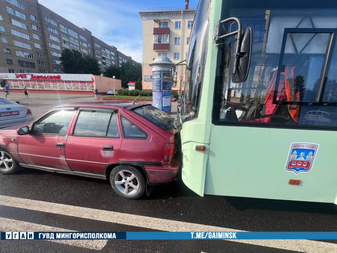 В Минске на Партизанском проспекте троллейбус столкнулся с легковушкой  По предварительной информации, сегодня около 16:40 произошло столкновение автомобиля "Daewoo" и троллейбуса. Причины и обстоятельства произошедшего устанавливаются.  В результате ДТП никто не пострадал. Транспортные средства получили механические повреждения.