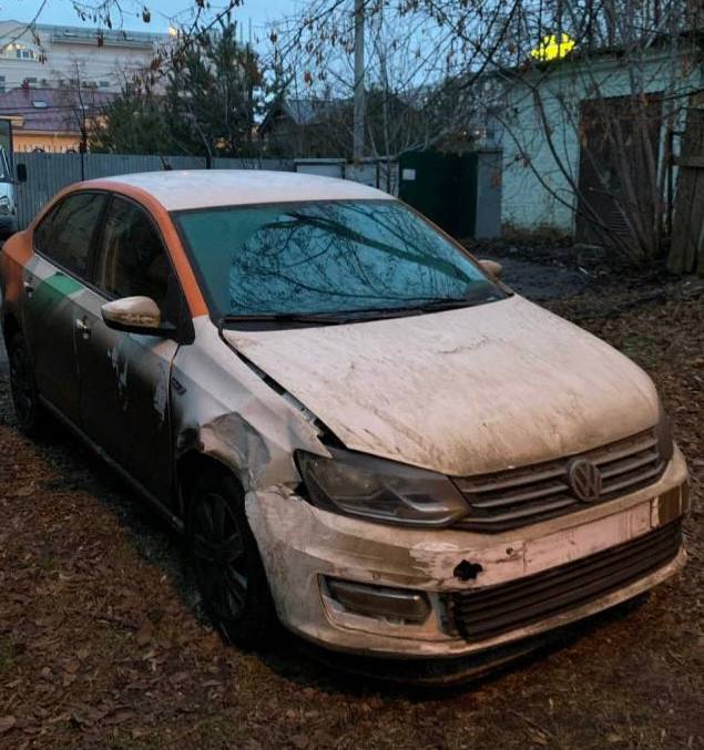 В центре Тулы водитель «Делимобиля» проломил ворота во двор дома Поврежденную машину водитель бросил во дворе.  Жители дома №66 по ул. Советской поврежденные въездные ворота обнаружили 1 января около 01.15 ночи. Также во дворе обнаружена брошенная и помятая машина каршеринга «Делимобиль».  По факту случившего на место был вызван экипаж ДПС.  Жители дома ищут очевидцев случившего или записи с камер видеонаблюдения, чтобы установить виновника.