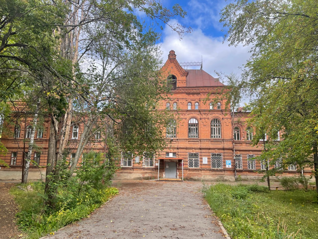 В Воткинске выставили на торги объект культурного наследия регионального значения, памятник гражданской архитектуры «Красная больница» за 28,4 млн руб. Соответствующий аукцион с шагом в 1,4 млн руб. появился на портале «ГИС Торги» 28 января.  Как следует из охранного обязательства, «Красная больница» была построена в 1902-1906 гг. под руководством архитектора Ивана Чарушина.  В кирпичном здании площадью 2,3 тыс. кв. м четыре этажа, включая один подземный. Объект находится в «условно-удовлетворительном» состоянии, отделке требуется капитальный ремонт. Площадь земельного участка — 7,4 тыс. кв. м. Новый собственник должен будет, по охранному обязательству, разработать проектную документацию реставрации «Красной больницы» и провести ее.   «ГИС Торги»    Главные новости региона — в канале «Ъ-Удмуртия»