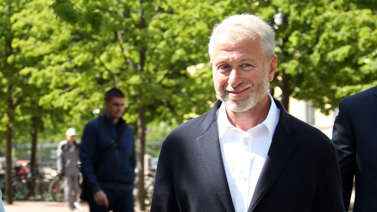 Абрамовичу угрожают судом, если он не отправит Украине £2,3 млрд от продажи «Челси» Правительство Великобритании может подать в суд на Романа Абрамовича в том случае, если он сам не направит Украине £2,34 млрд более 249,6 млрд рублей от продажи ФК «Челси». Как напоминает Bloomberg, в мае 2022 года российский миллиардер продал футбольный клуб за £4,25 млрд консорциуму во главе с американским инвестором Тоддом Боэли. С тех пор доходы от продажи были заморожены на специальном банковском счете и не могут быть перемещены без согласования с британскими властями. В кабмине королевства ранее заявляли, что эти средства должны быть использованы на гуманитарную помощь Украине, и пытались заключить с Абрамовичем соглашение. Но договориться стороны не смогли, и теперь Лондон рассматривает возможность судебного иска против бизнесмена. Подпишитесь на «Абзац» Добавьте «Абзац» в ленту «Дзена»
