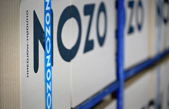 Акционеры Ozon на годовом собрании 27 декабря рассмотрят вопрос о регистрации компании в специальном административном районе на острове Октябрьский Калининградской области в форме международной компании публичного акционерного общества "Озон", говорится в ее сообщении.  Речь идет о редомициляции кипрской холдинговой компании Ozon Holdings Limited. Топ-менеджмент Ozon анонсировал подготовку к редомициляции в апреле - тогда CFO компании Игорь Герасимов сообщал, что инициировать "переезд" планируется в 2024 году.  Как пояснили "Интерфаксу" в пресс-службе Ozon, в случае одобрения решения акционерами ожидается, что процесс редомициляции завершится до конца 2025 года, по его итогам акции МКПАО будут торговаться на Мосбирже.   Фото: Максим Богодвид/РИА Новости