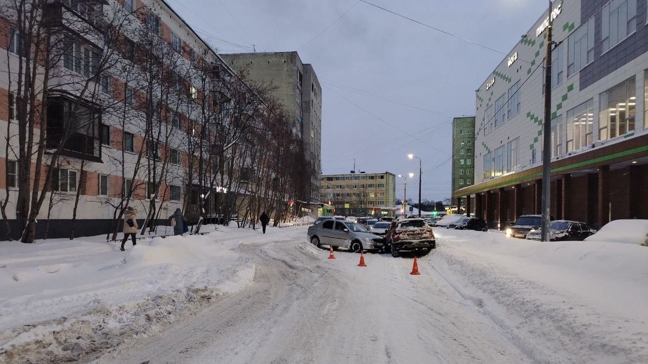 В Мурманске на Гвардейской столкнулись два Renault  По данным региональной Госавтоинспекции, 42-летний водитель Renault Logan потерял управление из-за того, что не выбрал безопасную скорость и не учел погодные условия. Он выехал на встречную полосу и столкнулся с Renault Kaptur, за рулем которого находился 55-летний мурманчанин. В результате ДТП пострадала 18-летняя пассажирка Renault Logan.     Подпишись — Вести Мурман