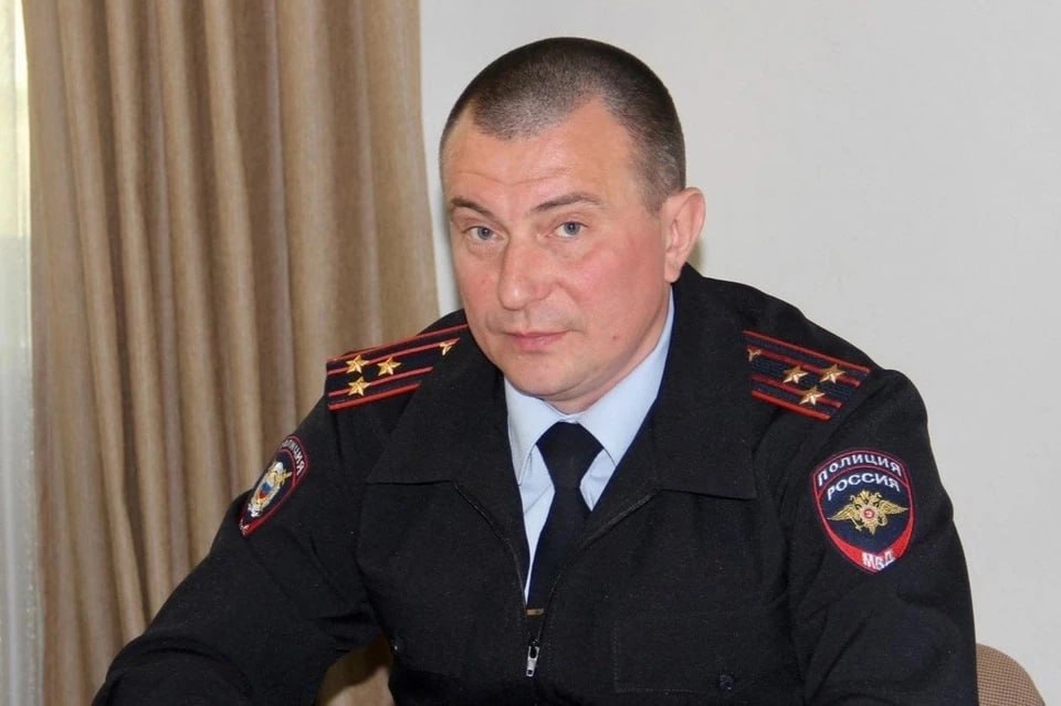 Полковник Андрей Меньшенин покинул пост начальника управления МВД по Челябинску Врио главы городской полиции стал полковник Михаил Власов Информация о его назначении появилась на официальном сайте МВД До настоящего момента Михаил Власов работал замначальника УМВД по Челябинску Андрей Меньшенин руководил городским управлением полиции с августа 2022 года Минувшей осенью его отстранили от службы началась служебная проверка По одной из версий она была связано с задержаниями в ГАИ которые провели сотрудники ФСБ только что уволившегося замначальника Госавтоинспекции города Олега Жиляева заподозрили в получении взяток Три недели назад начали говорить об отставке Андрея Меньшенина в связи с утратой доверия Но приказа об увольнении полковника из Министерства внутренних дел тогда еще не было   Подписаться на chelkp Мы в MAX