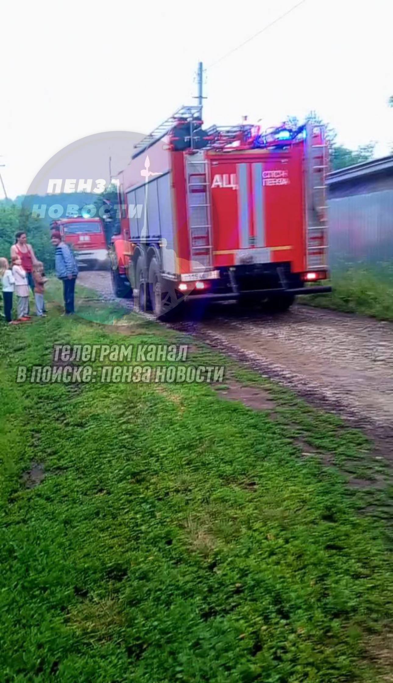 Молнии подожгли сразу два дома в СНТ «Южное» «Было 2 очень громких взрыва от молнии. Через минут 15 в небе было много дыма, загорелось 2 дома», – сообщил подписчик «Пенза Новости». Сообщения поступили пожарным в 19:14. В первом случае выгорело чердачное помещение 2-х этажного деревянного дома площадью 50 кв. м. по адресу: ул. 7-ая Северная, 12. Чтобы потушить пожар, было задействовано 3 единицы техники и 14 пожарных. Второй пожар произошёл на 6-й Южной улице. Сгорела кровля и выгорело внутри кирпичного дома размером 8х6м. Здесь понадобилось 2 единицы техники и 6 огнеборцев. ПОДПИСАТЬСЯ ПРИСЛАТЬ НОВОСТЬ