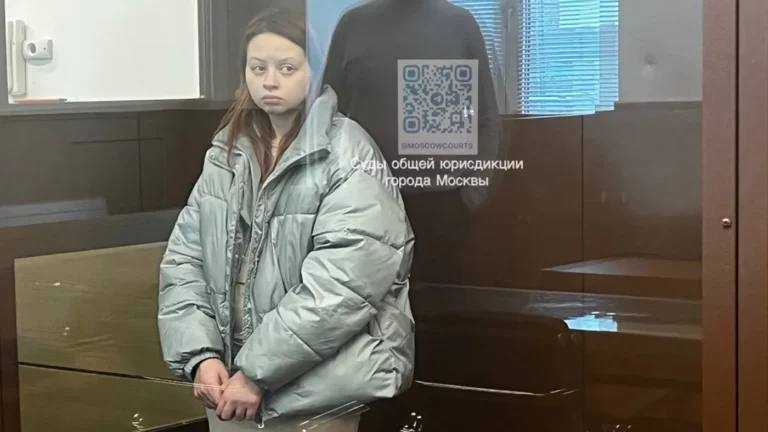 Гражданка Беларуси получила 6 лет колонии за продажу младенца полицейским Измайловский суд Москвы приговорил к шести годам колонии 20-летнюю гражданку Беларуси Жасмину Александрович, признанную виновной в торговле людьми. Об этом сообщили в объединенной пресс-службе столичных судов. Речь идет об инциденте, произошедшем 14 февраля 2025 года. Александрович приехала в Москву, где в квартире на 3-й Парковой улице встретилась с мужчиной и женщиной, которым продала свою новорожденную дочь за 200 тысяч рублей. Вместе с ребенком она передала им и письменный отказ от него. Мужчиной и женщиной, по данным RTVI, оказались сотрудники полиции, проводившие оперативное мероприятие : moscowcourts / Telegram