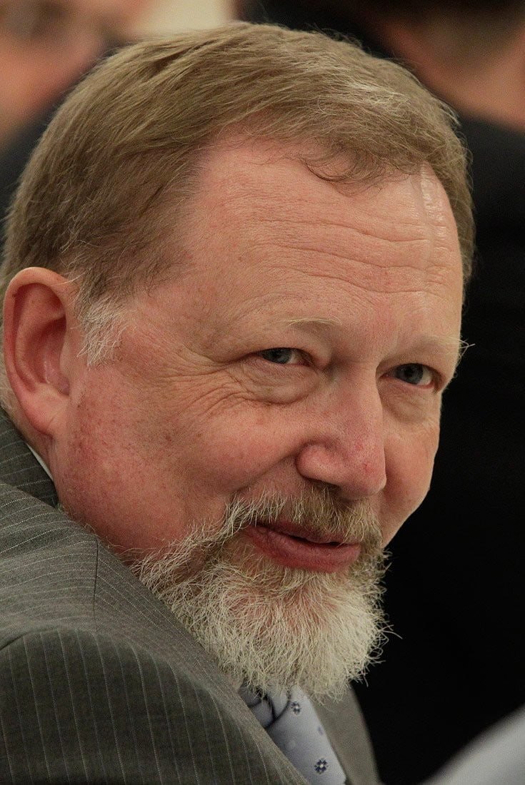 Скончался бывший глава Банка России Сергей Дубинин Он умер на 76 м году жизни после тяжёлой болезни Дубинин был назначен председателем Банка России в 1995 году и руководил регулятором до кризиса 1998 года после которого ушёл в отставку До 1991 года он работал доцентом на экономическом факультете МГУ После ухода с поста главы Центробанка Дубинин продолжил деятельность в банковской сфере Фото Википедия Подписаться на МК в Telegram в MAX