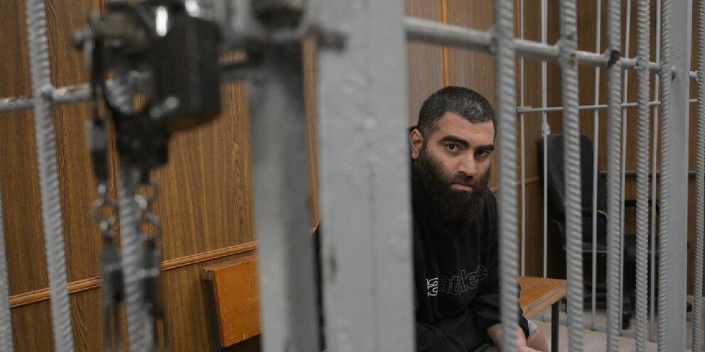 Блогеру Арсену Маркаряну продлили срок содержания под стражей Суд отклонил ходатайство защиты об изменении меры пресечения Таганский районный суд Москвы продлил на два месяца срок содержания под стражей блогеру Арсену Маркаряну Он обвиняется в совершении преступления по ч 4 ст 354 1 УК РФ реабилитация нацизма Ходатайство защиты об избрании меры пресечения не связанной с заключением было отклонено Решение суда основано на материалах следствия подтверждающих необходимость дальнейшего содержания обвиняемого под стражей Наши соцсети taplink cc themoscowpost