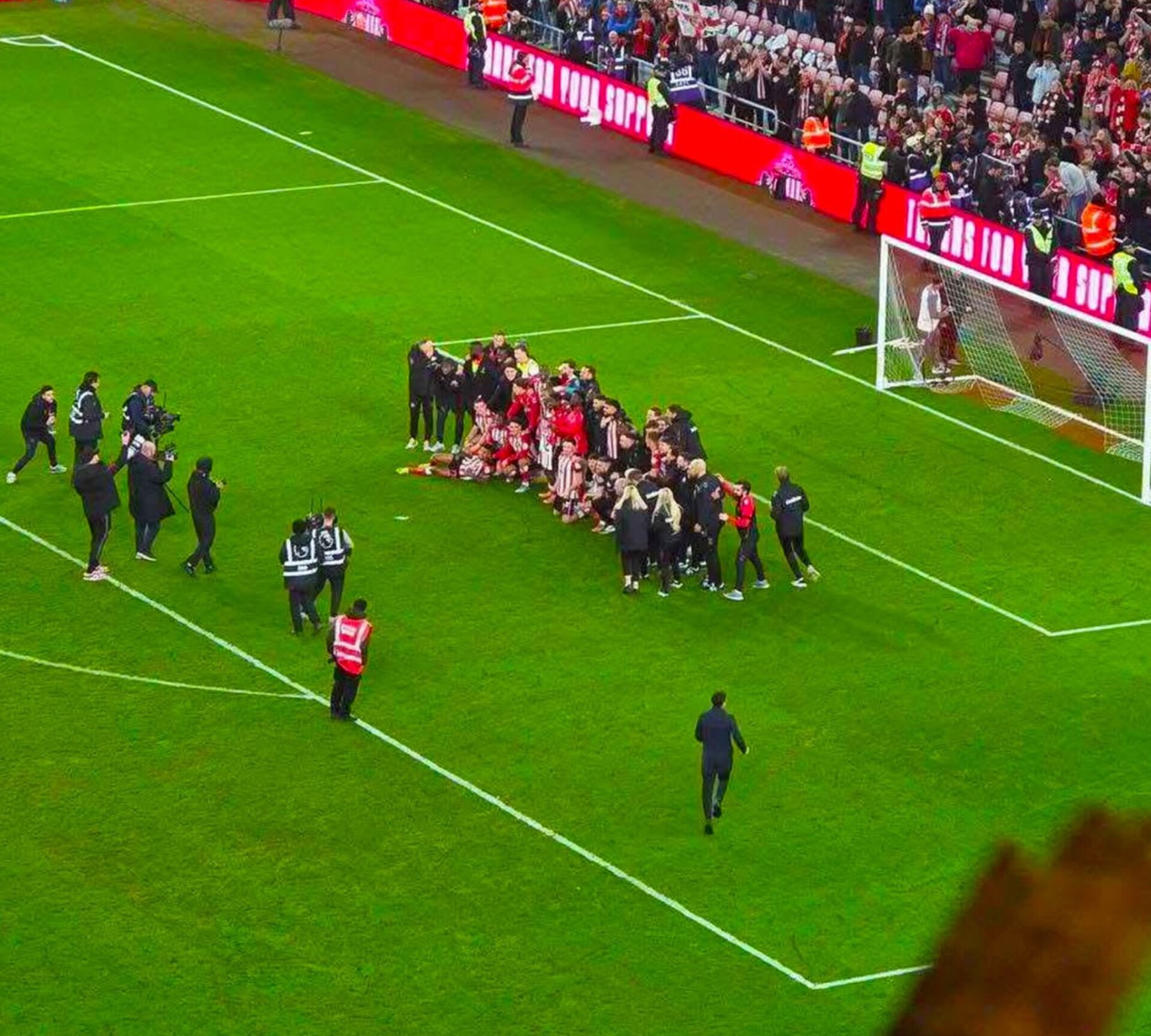 Сандерленд потроллил Ньюкасл после победы в дерби Игроки черных котов повторили жест принципиального соперника двухлетней давности сделав командное фото на поле перед фанатами сразу после успеха 1 0