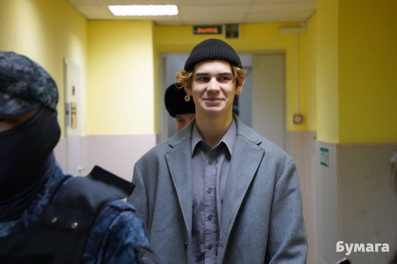 Стоптайм объявил что барабанщик Влад больше не часть группы В своем канале музыканты сообщили что появление Влада в новогоднем проекте Мирные огоньки было крайним Мы как надеемся и вы благодарны ему за время музыку и вклад в общее дело и желаем успехов в дальнейших проектах Вместе мы прошли сложное испытание Но каждый из нас выбрал свой путь написал стоптайм Влад единственный из трех участников группы кто решил остаться в России В начале декабря он выступил на Невском проспекте с екатеринбургским музыкантом Женькой Радость который ранее отбыл арест за исполнение песен в солидарность с преследуемыми участниками стоптайма Фото Бумага Подписывайтесь на Бумагу и предлагайте новости