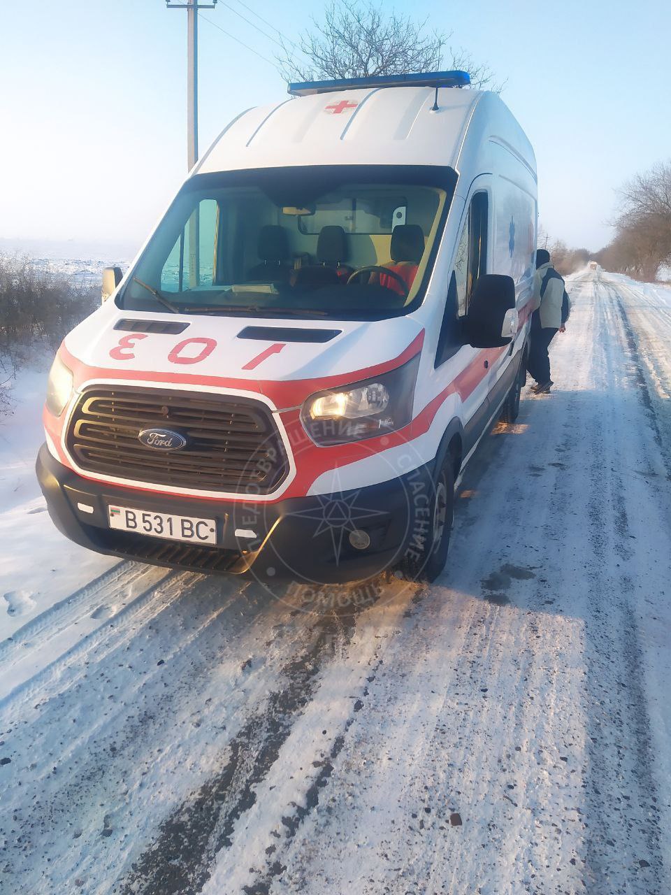 Помогли замёрзшему мужчине Всё произошло утром 16 января на автодороге в сторону Спеи Водитель большегруза заметил в кювете мужчину лежащего на земле Он не мог говорить его сильно трясло Водитель сразу позвонил на единый номер спасения 101 Сотрудники АСП вызвали скорую помощь Прибыв на место спасатели помогли 46 летнему жителю Шипки подняться и сопроводили его к автомобилю скорой помощи Мужчину с признаками обморожения доставили в реанимационное отделение Григориопольской ЦРБ Пресс центр МВД ПМР
