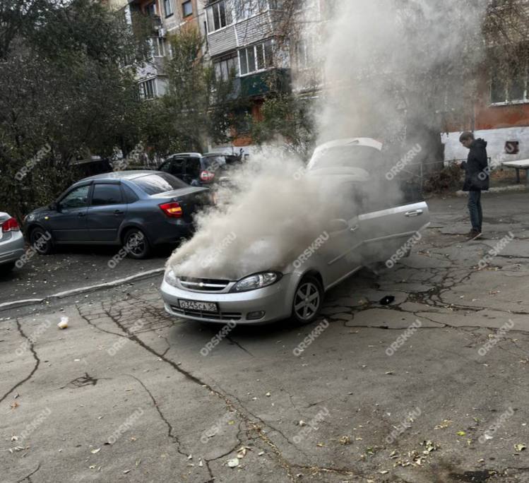 В Орске на улице Короленко загорелась машина  По нашим данным, водитель обнаружил дым во время парковки автомобиля и сразу же покинул салон. Пожарные потушили возгорание. Пострадавших, к счастью, нет. Все обстоятельства выясняются.