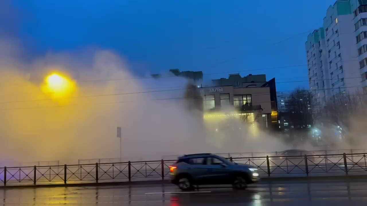 Прорыв трубы на улице Маршала Казакова: два человека пострадали от кипятка