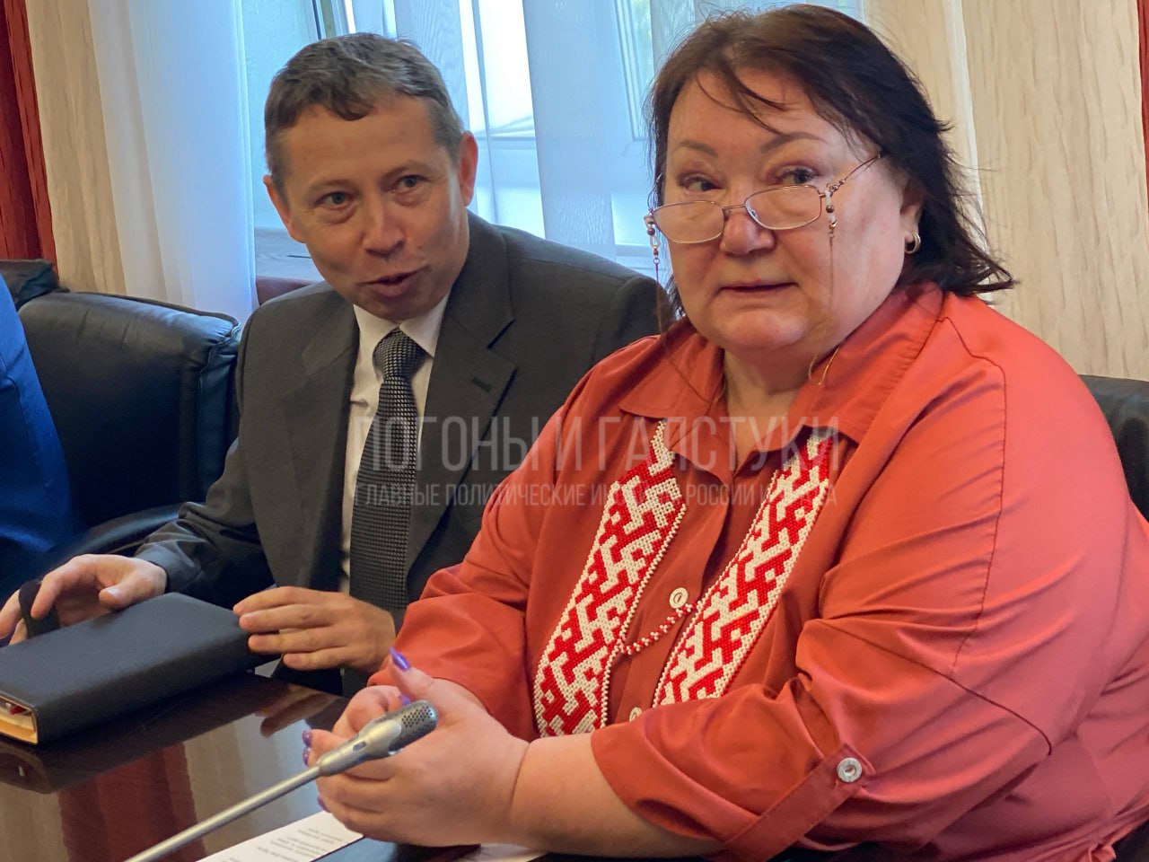 Дума ХМАО выбрала первого омбудсмена по правам КМНС. Им стала президент организации «Спасение Югры» Людмила Алферова. Ее соперника, сына югорского писателя Андрея Тарханова Ивана, не поддержали ни думская ассамблея, ни комитет по законодательству. Всего общественные организации направили губернатору Руслану Кухаруку пять кандидатур, из которых были вынесены на обсуждение думы две. За Алферову проголосовали 33 депутата, трое воздержались и еще двое не голосовали. Она принесла присягу и официально вступила в должность. Создание нового поста омбудсмена по правам КМНС инициировал лично губернатор Кухарук.  Главный политический канал Урала    кандидаты на должность омбудсмена
