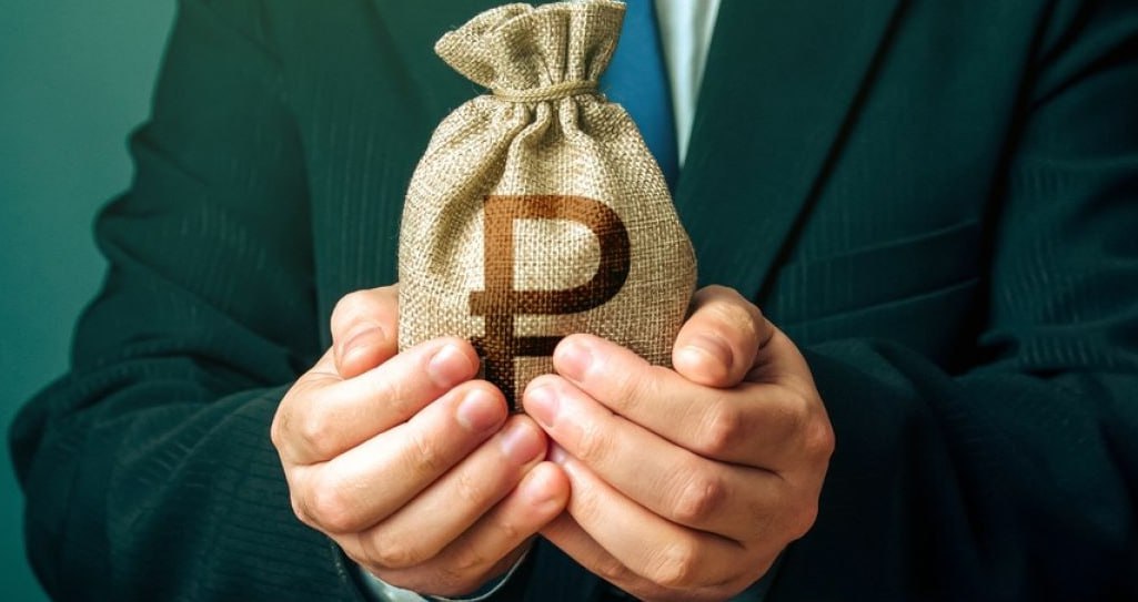 Комитет Госдумы рекомендовал отклонить проект о налоге на сверхприбыль банков Речь идет о законопроекте о введении с 1 января 2026 года налога разового характера на сверхприбыль банков в размере 10 Под сверхприбылью банка понимается превышение средней арифметической величины прибыли за 2023 год и прибыли за 2024 год над средней арифметической величиной прибыли за 2022 год и прибыли за 2021 год Если средняя арифметическая величина прибыли за 2024 год и за 2023 год оказалась не более средней арифметической величины прибыли за 2022 год и за 2021 год то налоговая база принимается равной нулю Разработчики обращают внимание что исходя из данных ЦБ чистая прибыль банков составила в 2021 году 2 3 трлн рублей в 2022 году 203 млрд в 2023 году 3 3 трлн в 2024 году 3 8 трлн Исходя из этого реализация законопроекта позволит получить доходы в федеральный бюджет в размере не менее 200 млрд рублей Ранее против принятия законопроекта выступили также Кабмин ЦБ и Счетная палата fatcat18