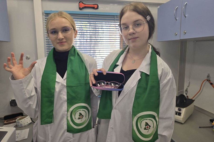 Консультацию оптометриста в мобильных офтальмологических комплексах Свердловского областного медицинского колледжа с начала текущего года получили 3 850 уральцев Консультативно диагностические модули за 10 месяцев объехали свыше 50 отдаленных городов поселков и деревень Оптометрист в мобильном комплексе быстро может определить такие аномалии рефракции глаза как близорукость или дальнозоркость увидеть помутнения роговицы и хрусталика заметить начало катаракты После осмотра можно получить рекомендации по подбору правильной оптики что значительно повышает качество жизни людей в уральской глубинке Подробнее читайте на сайте Областной газеты пресс служба Свердловского областного медицинского колледжа Подписаться на ОГ Прислать новость Поддержать канал