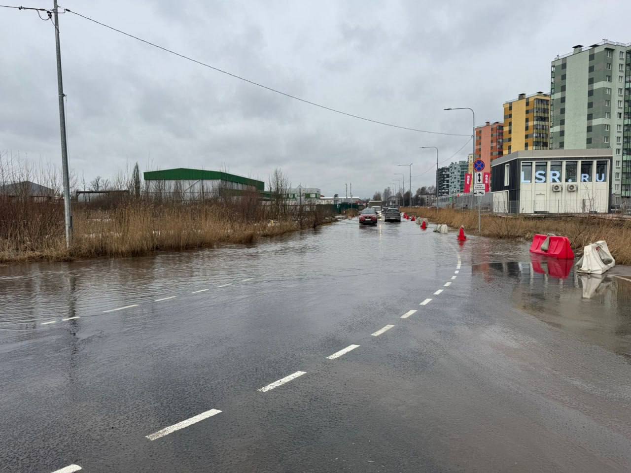 Ручьёвская дорога в Красногвардейском районе нуждается в реконструкции   Решение о сроках капитального ремонта будет принято на следующей неделе.   На одном из участков дороги отсутствует городская ливневая канализация — водоотведение с проезжей части осуществляется открытым способом.   Из-за обильных осадков на этой неделе произошло подтопление на перекрестке Ручьевской дороги и Пахомовской улицы. На месте состоялось рабочее совещание с участием представителей администрации района, дорожников и ГАИ. В течение двух дней эксплуатирующая организация «РЭД» проведет аварийную прочистку дренажной системы дороги.