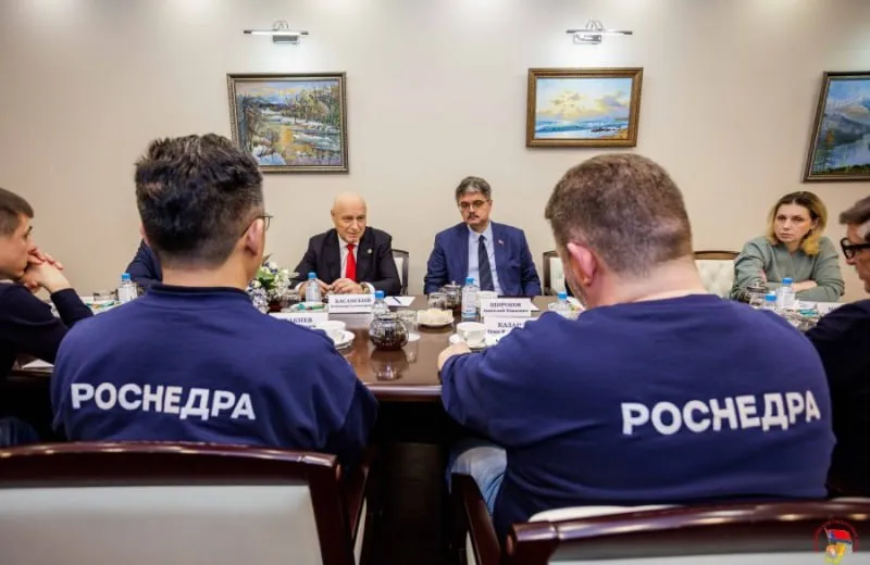 Горный совет при Магаданской областной Думе и Роснедра договорились о совместной работе над нормативно правовыми актами в сфере недропользования 15 апреля ИА Колыма В Магаданской областной Думе состоялась рабочая встреча депутатов с делегацией Федерального агентства по недропользованию Роснедра во главе с руководителем ведомства Олегом Казановым Ключевой темой стало совершенствование федерального законодательства в сфере добычи полезных ископаемых с учетом специфики Колымы В обсуждении приняла участие министр природных ресурсов и экологии региона Наталья Морозова Интересы отраслевого сообщества представили члены Горного совета при заксобрании спикер Анатолий Широков а также депутаты непосредственно занятые в золотодобыче Александр Басанский Станислав Пруцков и Игорь Розинов Открывая встречу глава регионального парламента Анатолий Широков подчеркнул что именно Горный совет аккумулирует проблемы недропользователей и ищет пути их правового решения Диалог Горного совета с Федеральным агентством по недропользованию считаем естественным и необходимым отметил спикер Парламентарии озвучили перед руководством Роснедр ряд системных проблем тормозящих работу предприятий Одним из главных вопросов стала оперативная постановка на баланс техногенных россыпей Игорь Розинов обратил внимание на несовершенство установленной методики из за чего недропользователи теряют драгоценное время Недропользователям нужен оперативный инструмент для постановки на баланс техногенных россыпей Любая постановка на баланс процесс длительный Если идти по пути предложенному сегодняшней методикой мы скорее всего уйдем на следующий промывочный сезон в то время как бизнес хочет работать здесь и сейчас рядом со своими существующими выработками сказал Игорь Розинов Участники встречи сошлись во мнении что существующую методику необходимо доработать совместными усилиями