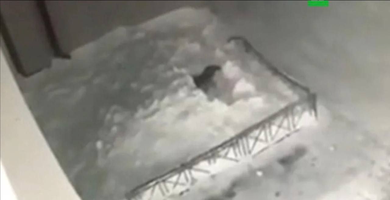 17 летний подросток умудрился выжить упав с 16 го этажа Все случилось накануне в подмосковном Домодедово Гигантский сугроб смягчил удар парень хоть и поломался но остался жив Его госпитализировали