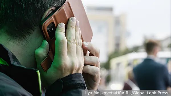 Злоумышленники стали представляться сотрудниками военных комиссариатов чтобы получить доступ к аккаунтам россиян на Госуслугах с помощью кодов из СМС Мошенники звонят россиянам и уточняют якобы была ли получена электронная повестка с требованием явиться в военкомат Если человек заявляет что повестку не получал мошенники предлагают ему продиктовать код из СМС сообщения объясняя это необходимостью повторной отправки документа На самом деле этот код позволяет получить доступ к персональному аккаунту жертвы Правоохранители предупреждают что получив доступ к аккаунту на Госуслугах преступники могут использовать личные данные для оформления кредитов микрозаймов и совершения других противоправных действий Подписаться Читать эксклюзив