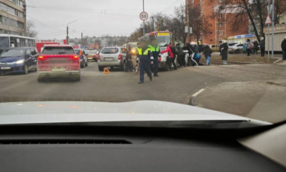 В Пролетарском округе Тулы после ДТП госпитализировали девушку  25 января в 14:05 на улице Металлургов в Туле произошло ДТП.