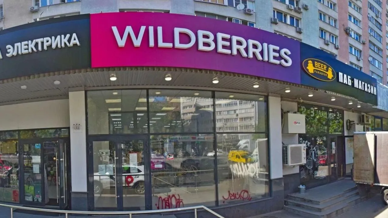 РБК Wildberries обсуждает варианты альянса с ВТБ ВТБ и Wildberries Russ РВБ обсуждают варианты интеграции Об этом четыре источника знакомые с ходом консультаций рассказали РБК По словам двух из них конфигурация возможной сделки пока не определена По словам трех собеседников что одной из причин обсуждений стал конфликт между банками и маркетплейсами из за разницы в цене для карт выпущенных банками маркетплейсов и остальными Представитель Wildberries сказал Shopper s что эта информация не соответствует действительности Впервые информация о возможной сделке ВТБ с Wildberries появилась в начале марта в Telegram каналах Беспощадный пиарщик и Нецифровая экономика Первый писал что чуть ли не РВБ купит ВТБ допуская также обмен долями а второй что о покупке маркетплейсом банка речи не идет скорее наоборот Тогда представитель ВТБ заявил что банк не планирует входить в капитал РВБ Представители Wildberries опровергали информацию о якобы объединении с ВТБ Маркетплейсы Бизнес в России   Подписаться маркетплейс новости wb
