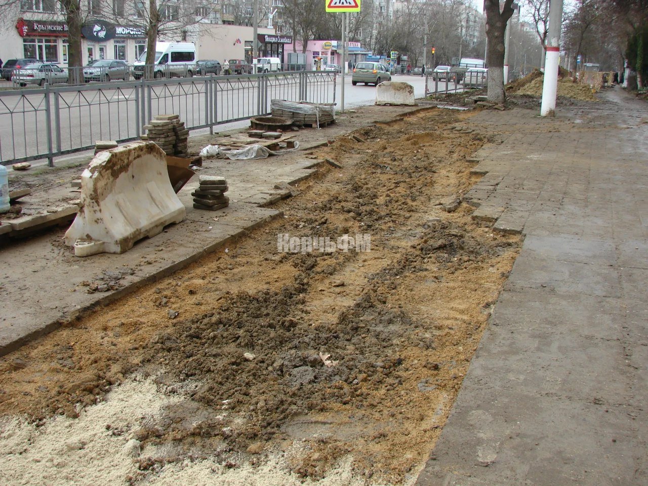 По улице Генерала Петрова, 64-66, тянут водовод  По улице Генерала Петрова, вдоль домов 64, 66, тянут водовод, передает КерчьФМ.  Разрытие около остановки «Луч« случилось еще в конце августа.   Работы на данном участке продолжились на днях.  Вчера техника и рабочие трудились возле пересечения Генерала Петрова с улицей 1-ой Пятилетки, вернув частично тротуар на место.  Далее к остановке идут разрытия, и видны уложенные новые трубы водовода.  По тротуару пока лучше не ходить, очень грязно... подробнее