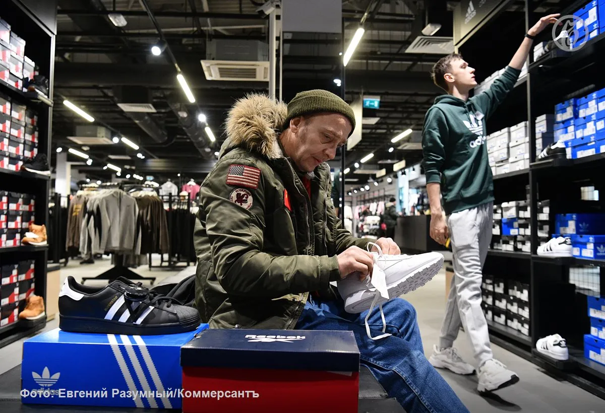 Российская структура Adidas заработала в России более 2 млрд руб по итогам 2025 года компания впервые вышла в прибыль с тех пор как бренд четыре года назад покинул локальный рынок Выручка компании тоже выросла на 20 до 3 9 млрд руб По большей части это произошло благодаря высоким ставкам по банковским вкладам Ъузнал
