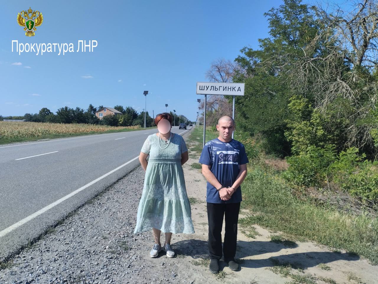 В ЛНР очередной участник террористического сообщества Айдар предстанет перед судом Об этом сообщает пресс служба Прокуратуры ЛНР По версии следствия в октябре 2014 года 41 летний гражданин Украины Роман Сало находясь в г Старобельске добровольно вступил в ряды штурмового батальона Айдар ВСУ являющегося террористическим сообществом Принимал участие в боевых действиях в должности стрелка взвода против мирного населения и ВС РФ на территории Луганской Народной Республики Прокуратура Луганской Народной Республики утвердила обвинительное заключение по уголовному делу в отношении 41 летнего Романа Сало обвиняемого в совершении преступления предусмотренного ч 2 ст 205 4 УК РФ участие в террористическом сообществе ч 1 ст 222 1 УК РФ незаконные приобретение хранение ношение взрывных устройств Уголовное дело направлено в Южный окружной военный суд для рассмотрения по существу говорится в сообщении батальон признан террористическим и запрещен на территории РФ