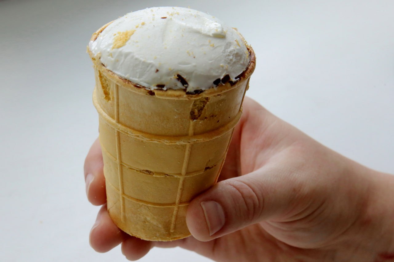 Новосибирский завод мороженого Полярис купила федеральная компания Крупный российский производитель молочных продуктов Логика молока бывший Health Nutrition приобрёл предприятие по выпуску мороженого Полярис Сумма сделки не разглашается В компании планируют расширить мощности новосибирского завода Это позволит создать новые рабочие места При этом сохранят нынешнюю команду руководителей Полярис входит в десятку крупнейших российских заводов мороженого По данным предприятия в 2025 году оно выпустило 19 тысяч тонн продукции Здесь делают более 80 видов мороженого разных марок среди которых Простоквашино Salwadore Дело в сливках Также организации принадлежит большой холодильно складской комплекс Подписаться на канал