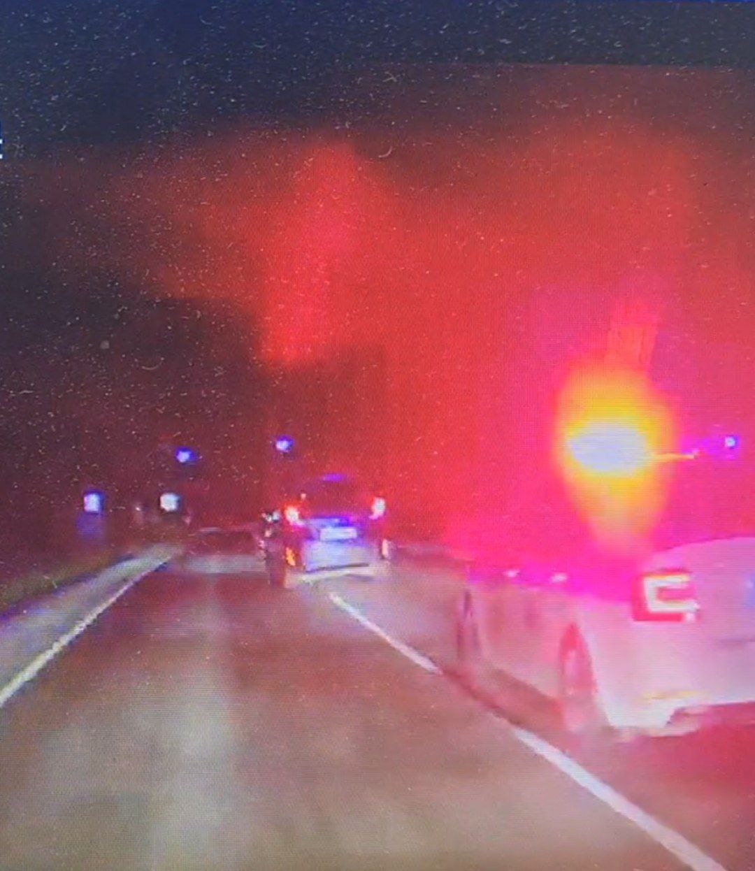 В Хабаровском районе полицейские задержали подозреваемого в убийстве и разбойном нападении В ночное время в ДЧ ОМВД России по Хабаровскому районуф поступило сообщение от жителей с. Ильинки о том, что на улице они обнаружили труп мужчины с признаками насильственной смерти. На место незамедлительно выехала следственно-оперативная группа. Личность погибшего была установлена. Им оказался 42-летний житель Индустриального района. Приосмотре места преступления следственно-оперативной группой были обнаружены фрагменты кузова автомобиля, по которым возможно идентифицировать марку автомобиля. Далее сотрудники полиции установили марку машины, на которой возможно мог передвигаться злоумышленник. Соответствующая ориентировка была доведена до патрульных экипажей. Через некоторое время в ДЧ УМВД России по г. Хабаровску позвонил горожанин, который сообщил, что на автомобильной заправке в Индустриальном районе находится иномарка, водитель которой имеет видимые признаки опьянения.Модель машины соответствовала разыскиваемой. К моменту прибытия наружных нарядов злоумышленник успел уехать с заправки, однако звонивший мужчина сориентировал полицейских о направлении движения возможного подозреваемого. В результате преследования экипажи ОБ ДПС Госавтоинспекции хабаровской полиции совместно с коллегами из ОМВД России по Хабаровскому району остановили автомобиль и задержали водителя. Ранее 28-летний житель села Ильинки неоднократно привлекался к уголовной ответственности за грабеж, хранение наркотиков и кражи. Кроме того, сотрудники полиции составляли на мужчину административные протоколы за употребление запрещенных веществ, мелкое хулиганство, проживание без паспорта, распитие алкоголя в общественных местах и мелкие хищения. По предварительным данным, злоумышленник с целью завладения имущества причинилмужчине травмы, от которых тот скончался. Оставив труп на улице, он поехал кататься на иномарке. Следственными органами расследуются уголовные дела. #МВД27 #ПолицияХабаровскогокрая #КриминальныеНовости