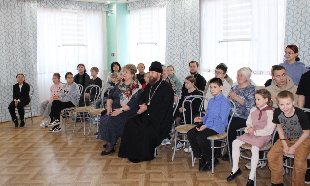 Митрополит Вологодский и Кирилловский Савва пообщался с юными вологжанами.  Вологодский центр помощи детям №1 совместно с региональным отделением Российского детского фонда при поддержке Вологодской митрополии начал реализацию социального проекта «Семейный очаг». Проект призван приобщить ребят к нравственным ценностям, помочь в формировании духовно-нравственных качеств.  Проектом предусмотрен цикл православных занятий «Азбука веры, добра и надежды». Два раза в месяц священнослужители будут проводить для воспитанников духовно-просветительские занятия.  Первую встречу с детьми провел митрополит Вологодский и Кирилловский Савва. Владыка рассказал ребятам о любви к Родине, уважении к людям, о семейных ценностях, ответил на интересующие ребят вопросы.  Занятия с младшими детьми провел иерей Стефан Зарецкий. Дети узнали о мире профессий, православных традициях.    Александр Ершов   Александр Ершов  #Во35 #Новости35_соцзащита