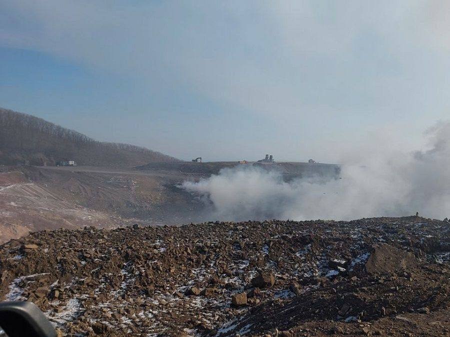 Пожар на главной свалке Владивостока объявлен ликвидированным Пожар на главном мусорном полигоне Владивостока на улице Холмистой потушен Об этом объявлено в субботу 7 февраля По данным краевого Роспотребнадзора содержание вредных веществ в городском воздухе из за возгорания не превысило допустимых значений Это уже третий пожар на полигоне с осени прошлого года В декабре полигон дымил целую неделю Тогда приморское управление Роспотребнадзора утверждало что качество воздуха во Владивостоке не пострадало Между тем жители жаловались на смог сильный запах гари и першение в горле Больше всего досталось жителям Тихой Нейбута Борисенко Луговой и Ватутина Дым разнесся даже до Русского острова В октябре пожар длился две недели с утра 6 октября Тогда полигон был временно закрыт а затем переведен на ограниченный режим работы Это привело к многокилометровым очередям из мусоровозов Для жителей города это также обернулось смогом и вонью распространявшейся по окрестностям PRIMPRESS в MAX ДЗЕН ЧАТ БОТ