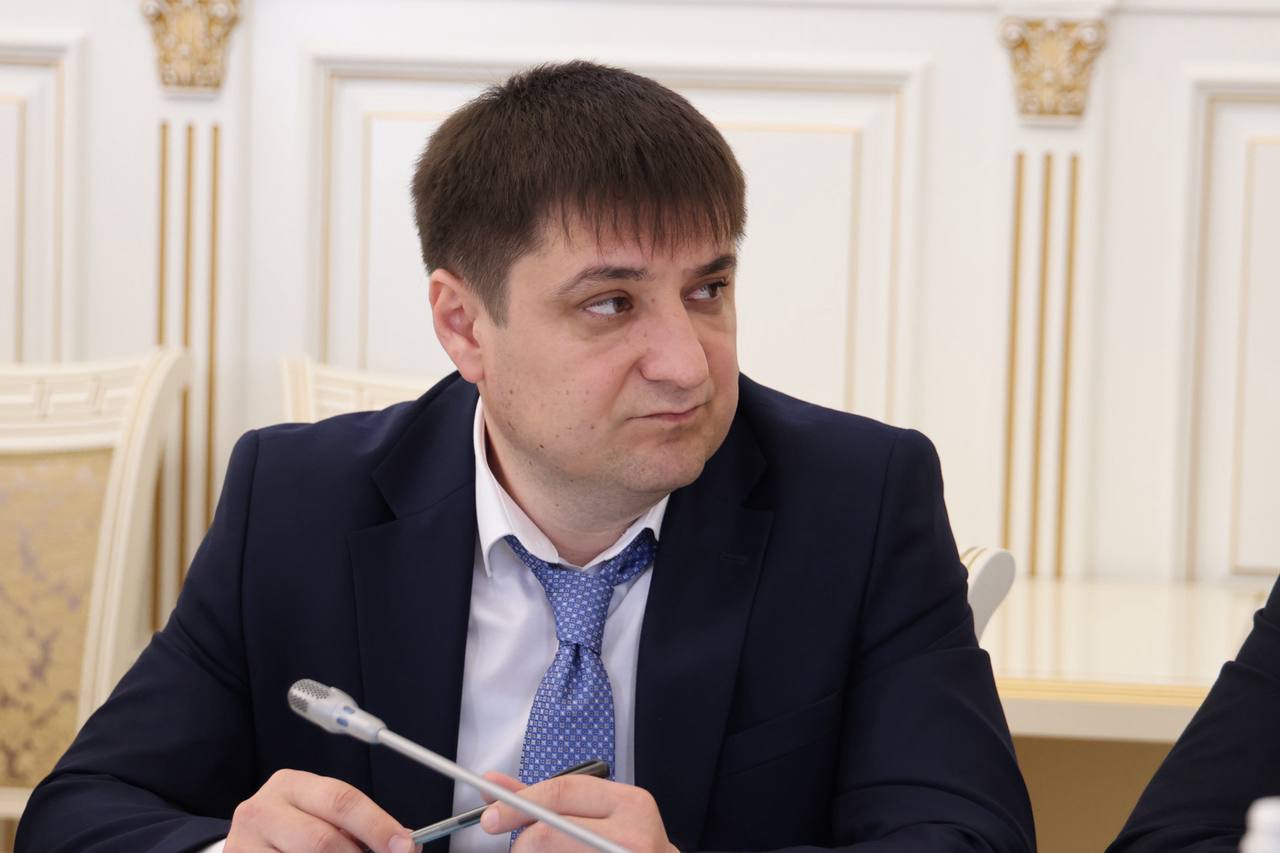 Около 7 тысяч обращений зафиксировал в соцсетях ЦУР Дагестана в апреле. О реагировании органов власти на обращения в соцсетях доложил Сергею Меликову руководитель АГиП РД Махач Омаров. В тройке основных проблем — отсутствие электроэнергии, ремонт дорог и перебои в подаче воды. Так, махачкалинцы попросили благоустроить парк на улице Генерала Омарова. На место выехал заммэра Нариман Темуркаев. Проведен осмотр сквера, парковую зону включат в краткосрочный план развития городской инфраструктуры. Зафиксированы многочисленные обращения жителей Нового Агачаула о затоплении улиц из-за сливов якобы ядовитого вещества со стороны нелегального складирования бытовых отходов после сильного дождя. Власти района и представители коммунальных служб выехали на место, возведены защитные сооружения и прочищен водоотводный трубопровод. Роспотребнадзор взял пробы, оказалось, что причиной затопления накопительного колодца с питьевой водой стали стоки, попавшие туда из-за неправильно проведённой канализации. «Работать с обращениями очень важно. И по большому счету нам посыл такой дает Президент РФ. Я не хочу сказать, что у нас нет положительной динамики. Очень сильно у нас все поменялось и благодаря активной работе ЦУР, и благодаря тому, что мы на этих мероприятиях проводим некий анализ и итог. Вы во многом набрали положительную динамику, но иногда удивляет, что предметом обращения становится не та ключевая проблема, которая действительно системной является, а вопрос, который еще 2, 3, 5 лет назад должен был быть решен муниципалитетом», — отметил Сергей Меликов. Отметим, что в совещании принимает участие руководитель ЦУР РД Исрафил Исрафилов.