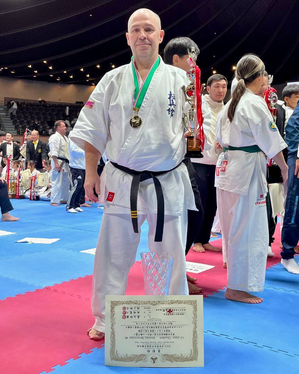 Новоуренгоец стал вице чемпионом на международных соревнованиях по киокусинкай Серебряным призёром в кумитэ стал Анатолий Боронников среди ветеранов в весовой категории до 75 кг Спортсмен занимается в спортклубе Самурай В общекомандном зачёте сборная страны заняла первую строчку рейтинга У спортсменов 36 золотых 32 серебряных и 29 бронзовых медалей Чемпионат и первенство мира по киокусинкай прошло в японском Токио с 21 по 23 ноября В соревнованиях принимали участие 850 спортсменов представляющих 41 страну Гордимся ЯмалСпорт Киокусинкай Ямал Спорт Мы в MAX