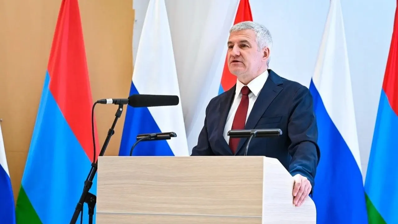 О чем глава Карелии рассказал в докладе Заксобранию региона Глава Республики Карелия Артур Парфенчиков 16 апреля выступил перед депутатами Законодательного собрания региона с отчетом о работе правительства за 2025 г Руководитель республики рассказал парламентариям о развитии экономики поддержке бизнеса реализации инвестиционных проектов и росте ключевых отраслей  Ключевым направлением работы правительства Карелии по словам Парфенчикова остается привлечение инвестиций В прошлом году их объем превысил 107 млрд руб при этом 76 вложений обеспечили частные инвесторы  Парфенчиков также сделал акцент на развитии промышленности в Карелии По его словам несмотря на внешние ограничения промышленной сектор сохраняет устойчивость и постепенно наращивает собственные производственные компетенции В ходе отчета глава Карелии отметил рост объемов строительства жилья в регионе   Подробнее в материале на нашем сайте Пресс служба правительства Республики Карелия Telegram Max