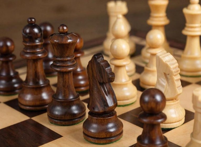 Два шахматиста из Удмуртии стали лучшими на детском первенстве России по решению шахматных композиций 0 сообщает Федерация шахмат Удмуртской Республики Соревнование прошло 1 и 2 февраля в Сочи Мальчики и девочки юноши и девушки соревновались отдельно в группах до 9 11 13 15 17 и 19 лет В результате два школьника из Удмуртии стали чемпионами России Дамир Беляев выиграл в группе мальчиков до 9 лет а Никита Калинин стал лучшим среди юношей до 19 лет Фото ИИ