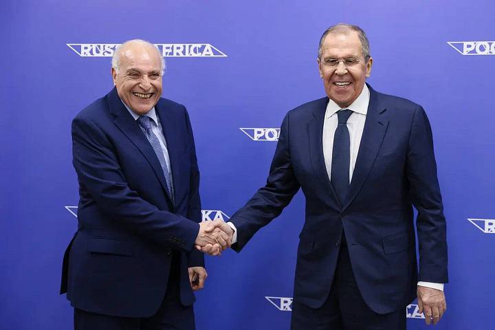 Глава МИД России Сергей Лавров провел телефонный разговор с коллегой из Алжира Ахмедом Аттафом стороны обсудили развитие двусторонних отношений и направления дальнейшего углубления стратегического партнерства между странами Министры рассмотрели приоритетные задачи дальнейшего укрепления отношений углубленного стратегического партнерства между Россией и Алжиром говорится в сообщении МИД России Особое внимание стороны уделили взаимодействию в международных организациях в том числе в рамках ООН С обеих сторон было выражено удовлетворение высоким уровнем доверительного политического диалога и надежного взаимодействия на различных многосторонних площадках прежде всего в ООН отметили в ведомстве В ходе беседы министры также обсудили программу работы Совета Безопасности ООН в связи с российским председательством в октябре Африканская инициатива Подписаться