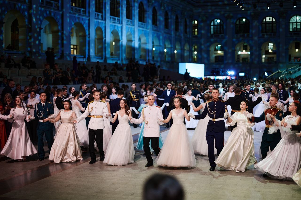 X Юбилейный Международный Кремлевский Кадетский Бал Сегодня в Москве состоится X Юбилейный Международный Кремлевский Благотворительный Кадетский Бал проводимый при поддержке Президента Российской Федерации В В Путина В этом году мероприятие приурочено к Году Защитника Отечества 80 летию Победы в Великой Отечественной войне и в поддержку специальной военной операции Участниками юбилейного события станут 3400 человек из России и из 62 иностранных государств Делегация из ГБОУ КШИ 1 им З Х Дикинова Минпросвещения КБР участник бала представляющий нашу республику на одной из самых значимых и красивых патриотических площадок страны Ребят сопровождает Добросердова Лилия Ивановна Почетный работник воспитания и просвещения Российской Федерации педагог дополнительного образования Дворца творчества детей и молодежи Ее внимание опыт и поддержка помогают участникам чувствовать уверенность и сопричастность к большой кадетской семье Бал объединяет кадет из регионов России и зарубежных стран являясь площадкой патриотизма культуры и кадетского братства Следим за участием ребят в прямом эфире Подробнее по ссылке vk com wall 177205249 4839