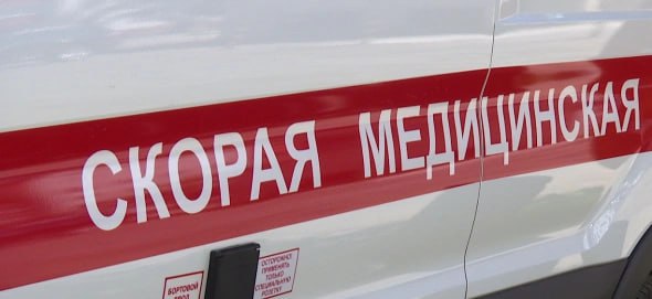 Ребёнка на которого упал снег в Чусовом перевели в пермскую больницу Ребёнка пострадавшего в результате схода снега и льда с крыши многоквартирного дома в городе Чусовой Пермского края перевели в пермскую больницу Об этом сообщил в соцсети глава Чусовского муниципального округа Сергей Белов Инцидент произошёл вчера на ул Школьная На место прибыли сотрудники поисково спасательного отряда и скорая помощь Ребёнка оперативно доставили в Чусовскую больницу имени В Г Любимова Ему выполнили комплекс диагностических исследований включая компьютерную томографию и оказали необходимую медицинскую помощь После телемедицинской консультации со специалистами Краевой детской клинической больницы принято решение о переводе ребенка в Пермь Сейчас пострадавший находится в отделении КДКБ в стабильном состоянии под наблюдением специалистов Специалисты начали служебную проверку Будет дана правовая оценка действиям управляющей организации ООО Гарант Эксперт обслуживающей дом rbc perm