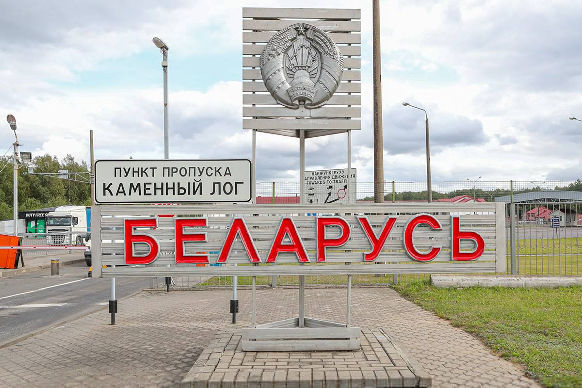 Правительство Беларуси продлило запрет на ввоз некоторых товаров через границу с Литвой Согласно новому постановлению ограничения на ввоз некоторых товаров через белорусско литовский участок границы будут действовать до 1 апреля 2026 го Изначально речь шла о воде пиве вине сусле виноградном вермуте сброженных напитках спирте уксусе шинах и покрышках а также одежде и других изделиях бывших в употреблении В марте 2025 года список сократили и убрали из него товары секонд хенд Подробнее