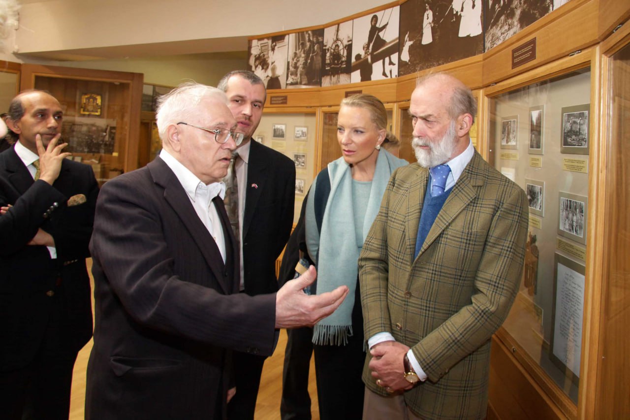 Умер геолог нашедший царские останки Скончался доктор геолого минералогических наук Александр Авдонин Об этом сообщил телеграм канал Мемориал Романовых Авдонину было 93 года В 1979 году он смог тайно найти останки в Поросенковом логу официально вскрытие захоронения произошло в 1991 году Сейчас на месте где нашли останки находится мемориал Свердловский областной краеведческий музей Авдонин в черном костюме слева