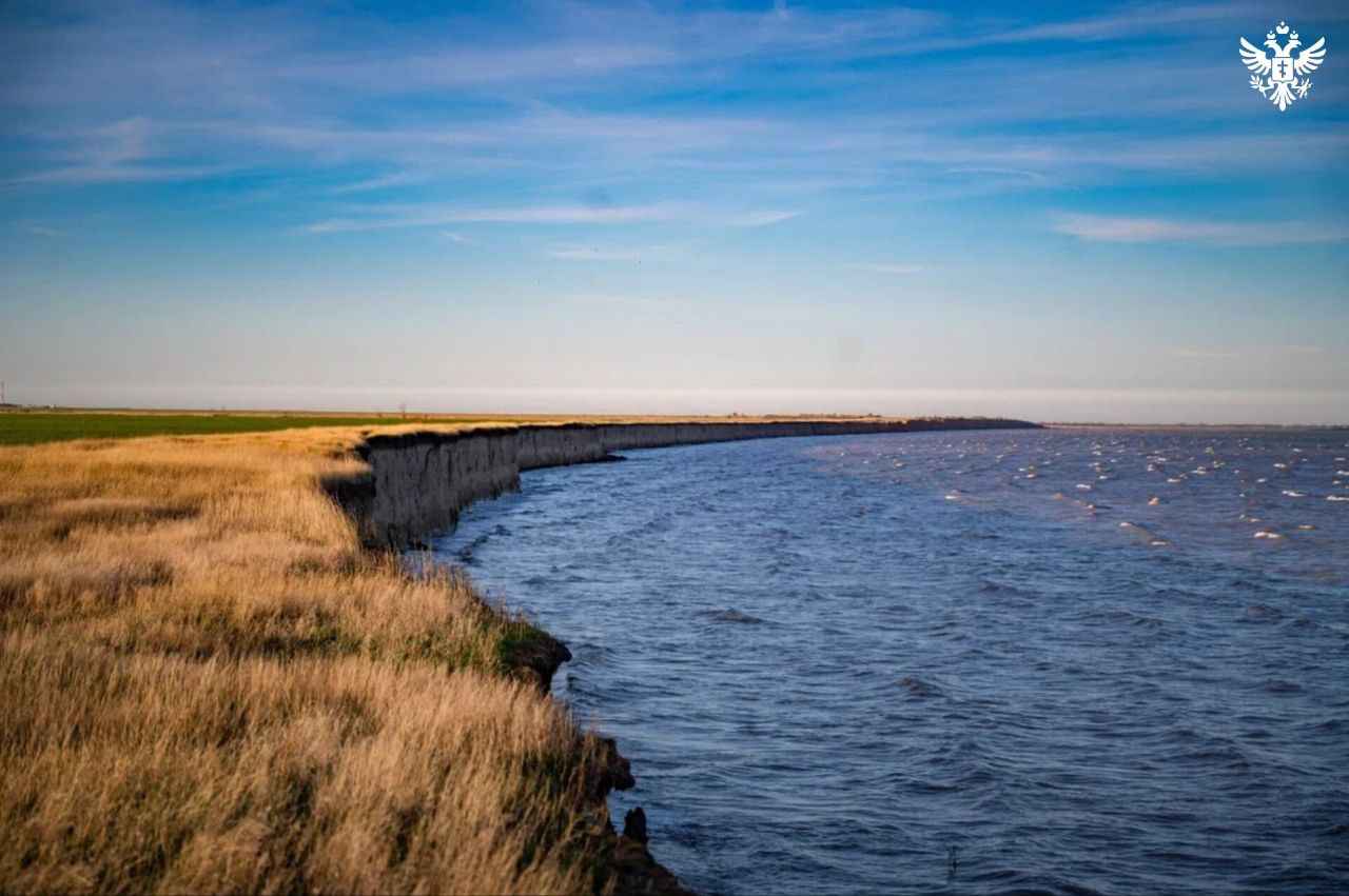 Михаил Мишустин утвердил создание нового национального парка в Херсонской области Председатель Правительства РФ Михаил Мишустин подписал постановление о создании в Херсонской области Азово Сивашского национального парка Решение принято в рамках реализации госпрограммы социально экономического развития новых регионов Национальный парк площадью свыше 37 тысяч гектаров будет организован на базе ранее существовавшего природного парка в Геническом и Новотроицком муниципальных округах Его территория включает острова полуострова и мелководные лагуны залива Сиваш Азовского моря Цель создания парка сохранение уникальных прибрежных экосистем защита путей сезонной миграции перелетных птиц и охрана мест обитания редких видов животных и растений занесенных в Красную книгу России Парк будет интегрирован в единую федеральную систему особо охраняемых природных территорий Создание национального парка предусмотрено программой социально экономического развития Донецкой Народной Республики Луганской Народной Республики Запорожской и Херсонской областей которая была утверждена Правительством в 2023 году пояснили в пресс службе Правительства РФ Сайт ВК ОК MAX Администрация Херсонская область VGA Kherson SALDO VGA
