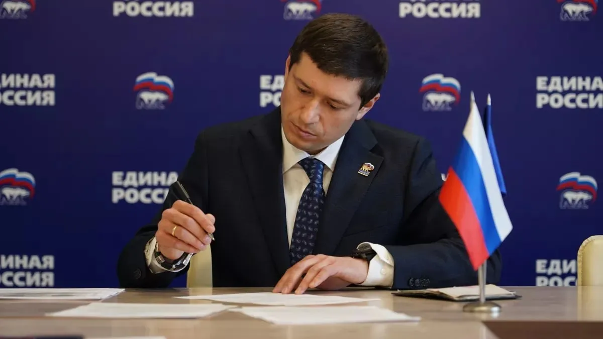 ПолитЦентр from ТОЛК новости Барнаула Алтайского края и Республики Алтай Гендиректор АТИ Артем Шамков планирует участвовать в выборах депутатов Госдумы В конце 2025 года Артем Шамков вошел в состав Регионального политсовета Единой России Вместе с партией он реализует по всей стране образовательную программу Финансовая опора для семей Героев Она направлена на защиту людей от мошенников Партия сегодня формирует новую народную программу которая направлена на развитие экономики промышленности и социальной сферы на поступательное развитие нашей страны и консолидацию общества Я готов применить накопленный опыт работы в разных сферах и внести свою лепту в общее дело Поэтому иду на выборы вместе с Единой Россией При поддержке единомышленников хочу масштабировать запущенные нами проекты Надеюсь на поддержку жителей Алтайского края в ходе подробнее на канале ПолитЦентр