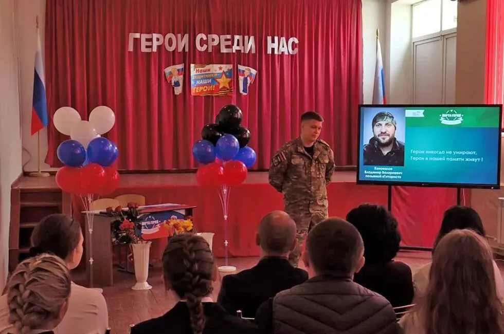 Парту Героя открыли в торезском лицее Спектр Парта установлена в честь выпускника Владимира Коновалова погибшего на СВО в 2025 году Он проявил исключительное мужество стойкость и верность воинскому долгу Читать полностью Фото Защитники Отечества ДНР  Подпишись на нас в MAX