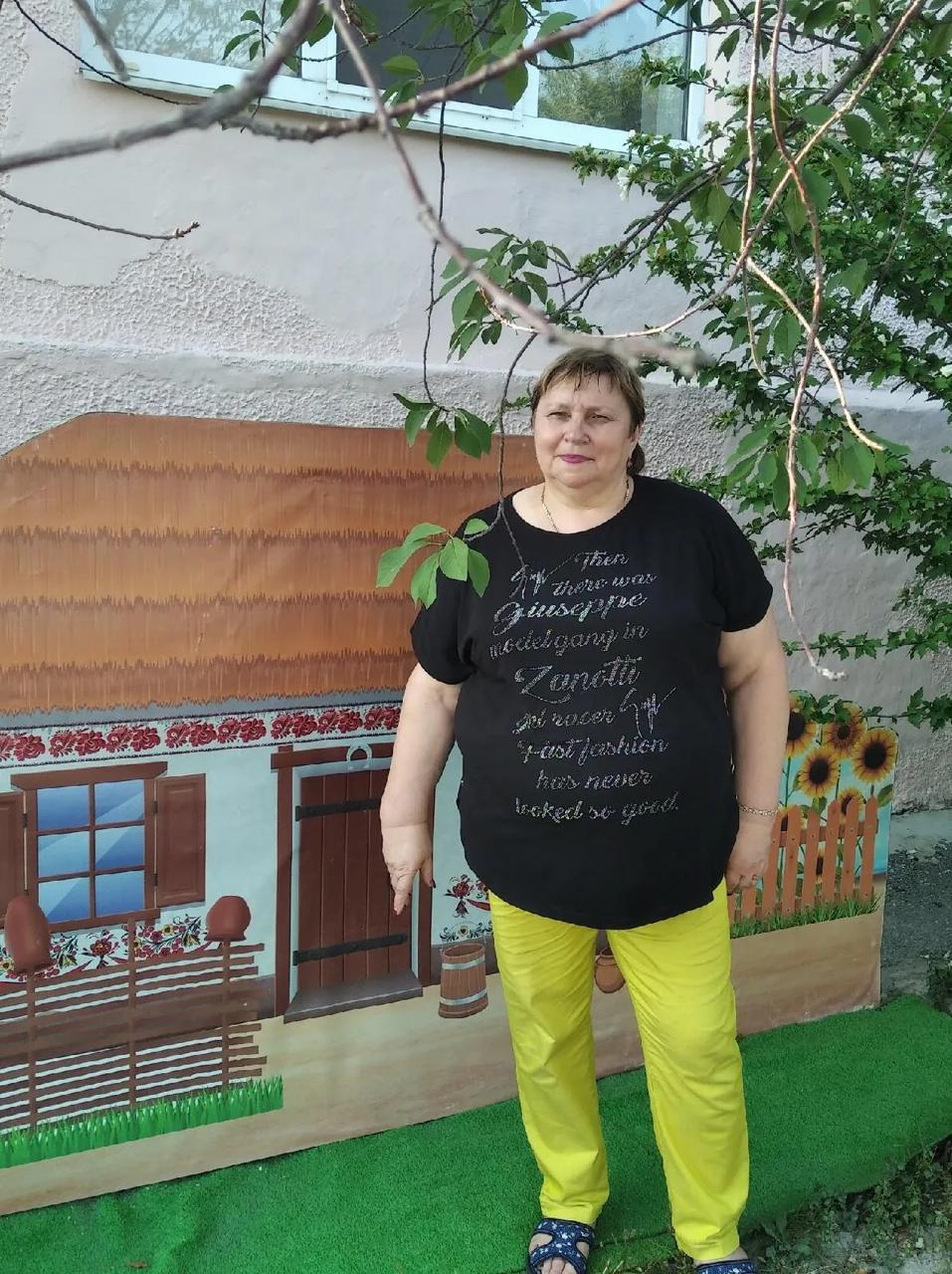 «На нее никто за все это время не жаловался»: замначальника УО по дошкольному образованию Евгения Дрюмя прокомментировала нам ситуацию с избиением двухлетней девочки в детсаду Новороссийска. Мы очень сожалеем, на самотек эту историю не пустим. Уже сегодня провели совещание со всеми руководителями детских садов. Все поставлено на жесткий контроль; С воспитательницей сейчас идет разговор, проводятся следственные действия. На фото: Ольга Сахарова — бывшая воспитательница детского сада №25 Новороссийска.