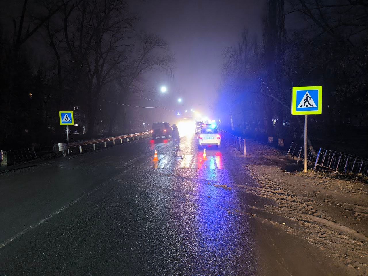 Полицейские устанавливают очевидцев ДТП в Шахтерске  Сотрудники следственного отдела ОМВД России «Шахтерский» просят откликнуться очевидцев ДТП, которое произошло 10 декабря 2024 года около 16:30 на улице Ленина, на пешеходном переходе в районе магазина «Прана+»  Автомобиль ВАЗ-217030-110-01 совершил наезд на мужчину, который переходил дорогу на пешеходном переходе. В результате ДТП транспортное средство получило механические повреждения, а пешеход от полученных травм скончался.  Полиция призывает граждан, обладающих какой-либо информацией об указанном происшествии, обращаться в ОМВД России «Шахтерский» по адресу: г. Шахтерск, ул. Дзержинского 13, либо по телефонам 102 или +7  949  303-83-03.