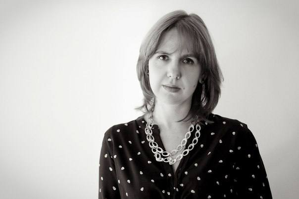 Приказом министра культуры РФ генеральный директор Кирилло Белозерского музея заповедника Михаил Шаромазов уволен Новым начальником памятника ЮНЕСКО назначена Юлия Веретнова Ранее она уже работала научным сотрудником Вологодского музея заповедника Московского центра музейного развития Музейного агентства Ленинградской области Последние пять лет Юлия Веретнова возглавляла отдел Литературный музей Института русской литературы Пушкинский Дом Российской академии наук