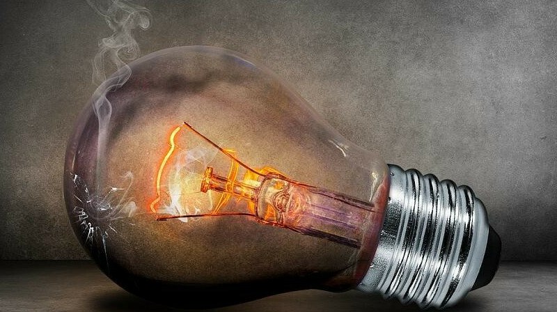 Заморозка тарифов как Казахстан сохраняет цены на электроэнергию Министерство энергетики РК предложило заморозить тарифы на электричество до 2032 года передает ArbatMedia Как передает sputnik kz согласно проекту приказа предельные тарифы на электроэнергию для энергопроизводящих компаний планируется сохранить на уровне 2025 года Новые значения будут действовать с 1 января 2026 года и останутся неизменными до конца 2032 года В документе уточняется что это решение не повлияет на стоимость электроэнергии для единого закупщика Предыдущие тарифы были утверждены в 2018 году и рассчитаны на период с 2019 по 2025 годы с возможностью ежегодной корректировки Предложение о продлении текущих тарифов было озвучено после совещания с участием главы государства где обсуждались меры по поддержанию макроэкономической стабильности Общественное обсуждение проекта приказа продлится до 17 декабря 2025 года Прислать новость